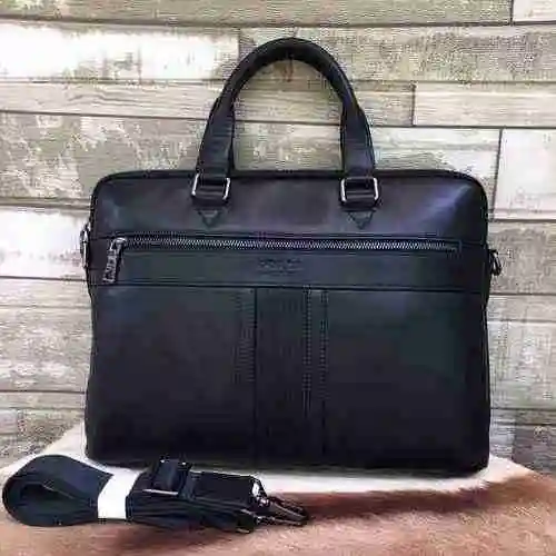 PRADA El maletín especial para hombre Prada está hecho de cuero original importado de primera calida