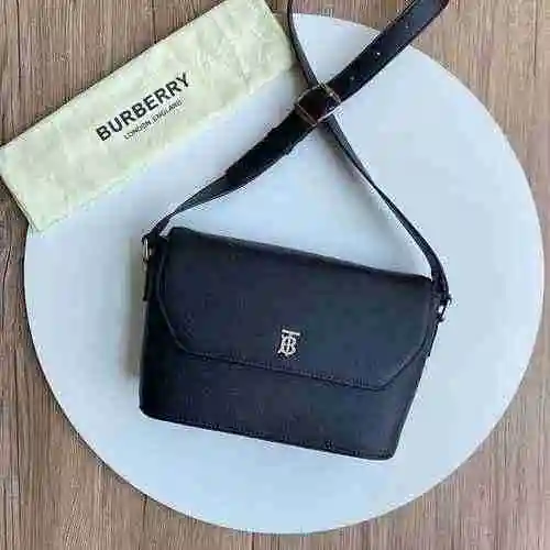 El bolso bandolera dedicado para hombre de Burberry está hecho de cuero original importado de primer