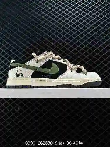 Zapato de skate con correa deconstruida Futura x Nike Dunk Low. Este sistema de cordones continúa el