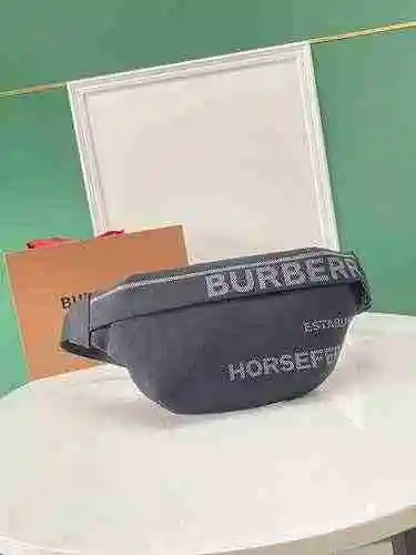 La riñonera exclusiva para hombre de Burberry está hecha de cuero original importado de primera cali