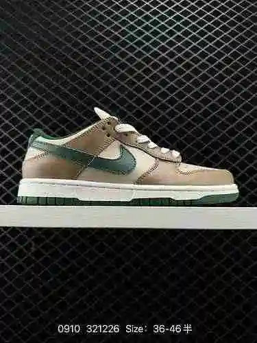 La zapatilla Nike Dunk Low Retro, una zapatilla retro deconstruida sin tirantes de la década de 1980
