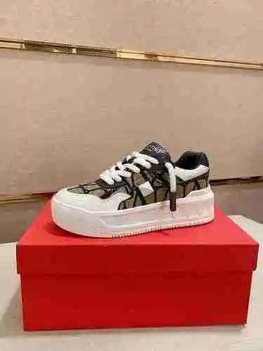 Valentino Pareja Código de estilo: 0910C40 Talla: 34-45 (Personalizable 34, 45.)