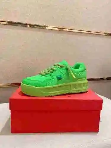 Valentino Pareja Código de estilo: 0910C40 Talla: 34-45 (Personalizable 34, 45.)