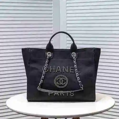 La bolsa de compras Chanel Chanel está hecha de material de lona importado con una bolsa de regalo d