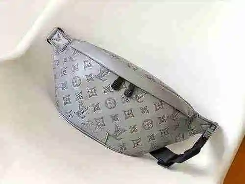 La riñonera exclusiva para hombre LV está hecha de cuero original importado de primera calidad con u