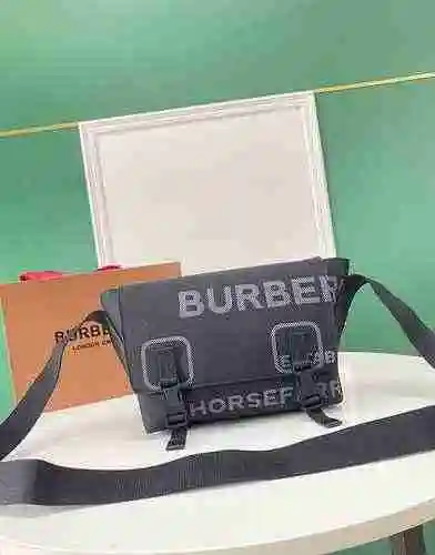 El bolso Messenger para hombre de Burberry está hecho de cuero original importado de primera calidad