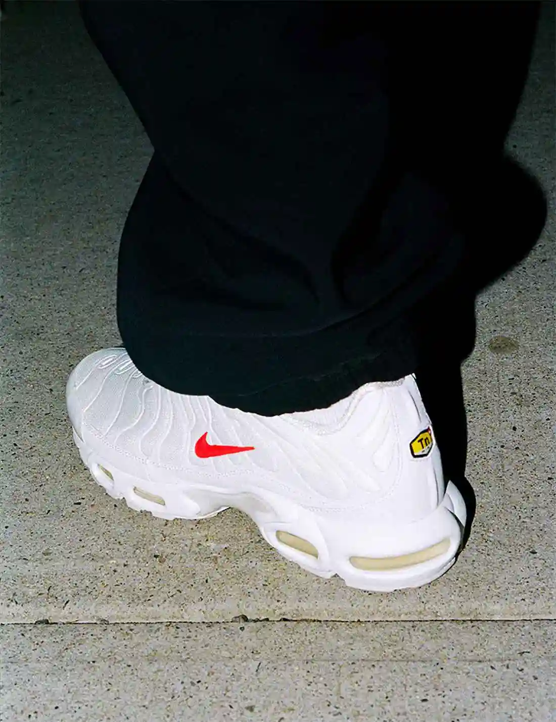 Supreme-Nike-Air-Max-Plus-White-Red-Release-Date.webp