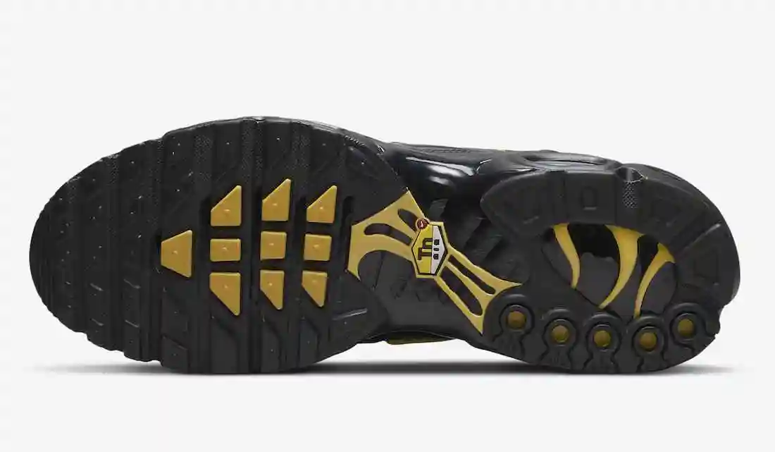 Nike-Air-Max-Plus-Triple-Black-DX2652-001-Release-Date-1.webp