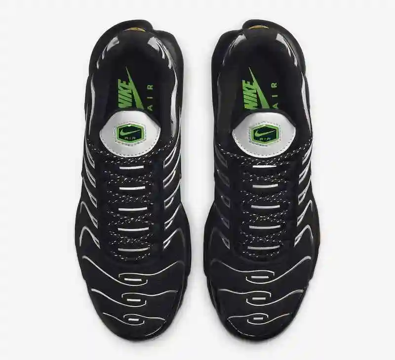Nike-Air-Max-Plus-Black-Silver-DR0139-001-Release-Date-3.webp