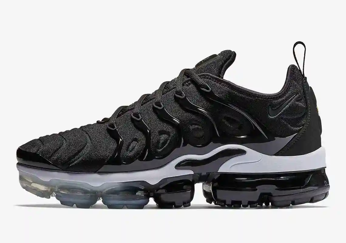 nike-vapormax-plus-black-white-924453-010-1.webp