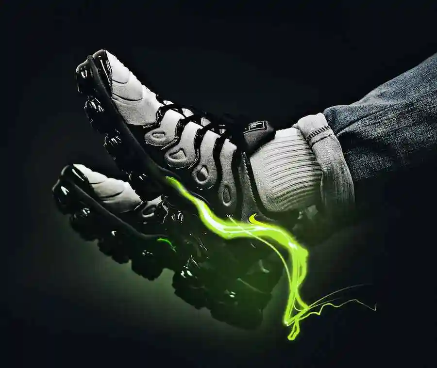 25_nike-air-vapormax-plus-on-feet-924453-009-3.webp