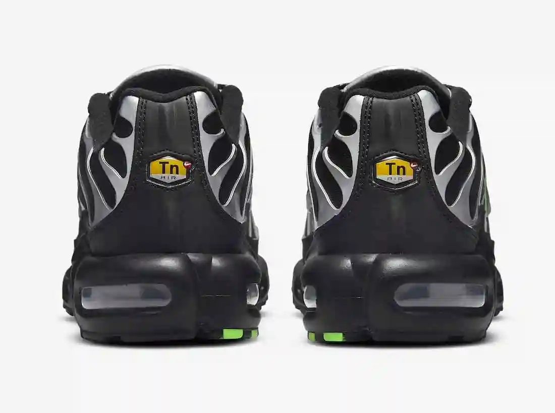 Nike-Air-Max-Plus-Black-Silver-DR0139-001-Release-Date-5.webp
