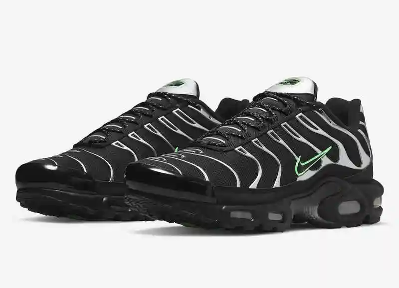Nike-Air-Max-Plus-Black-Silver-DR0139-001-Release-Date-4.webp