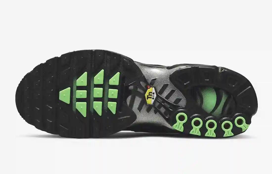 Nike-Air-Max-Plus-Black-Silver-DR0139-001-Release-Date-1.webp