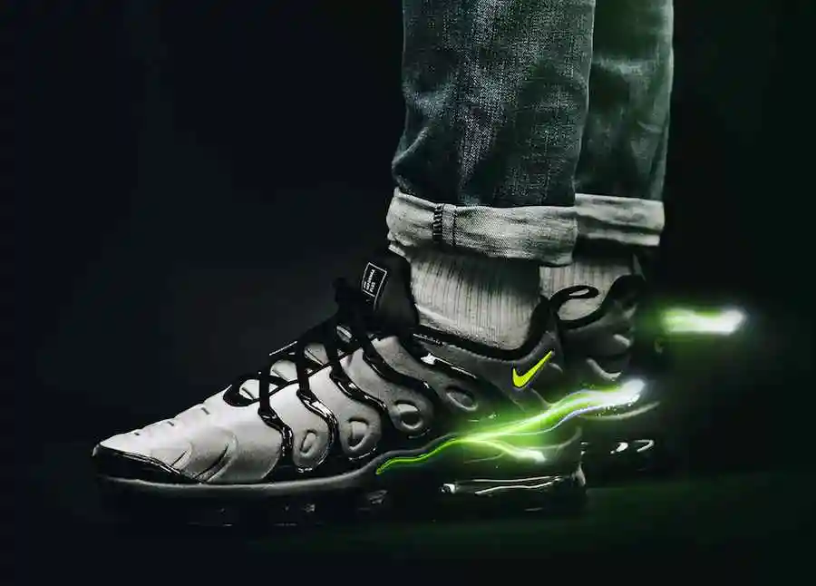 26_nike-air-vapormax-plus-on-feet-924453-009.webp