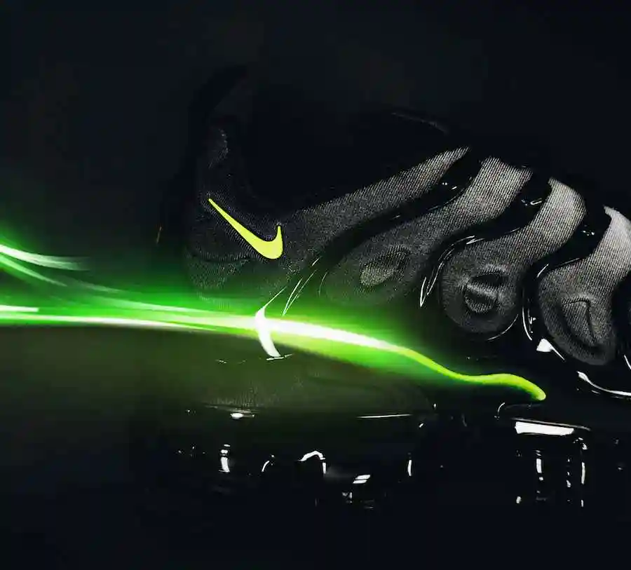 27_nike-air-vapormax-plus-on-feet-924453-009-7.webp