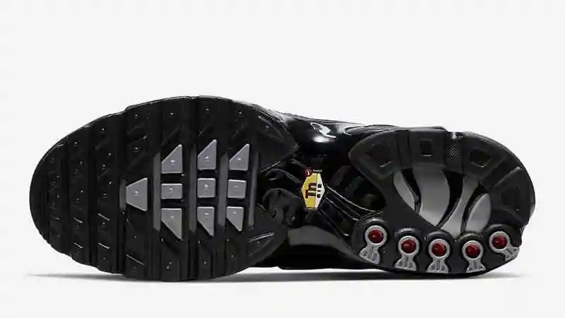 nike-air-max-plus-black-metallic-silver-cw2646-001-release-date-info-6.webp