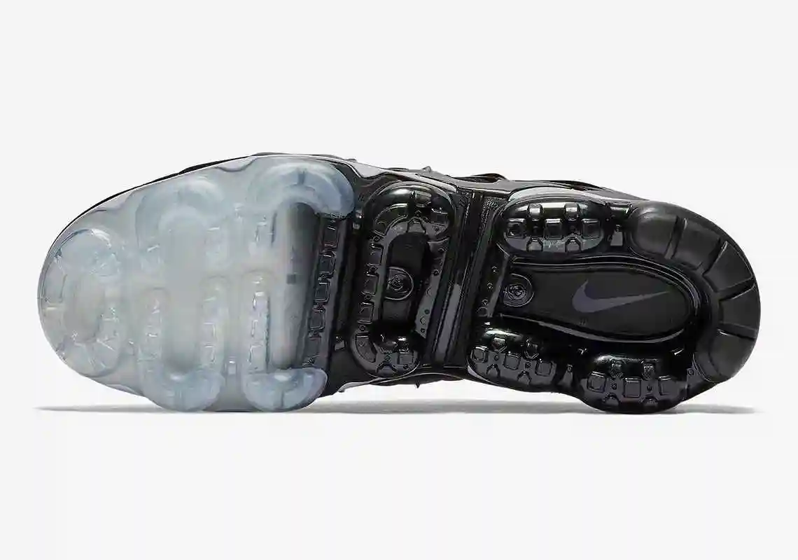 nike-vapormax-plus-black-white-924453-010-2.webp