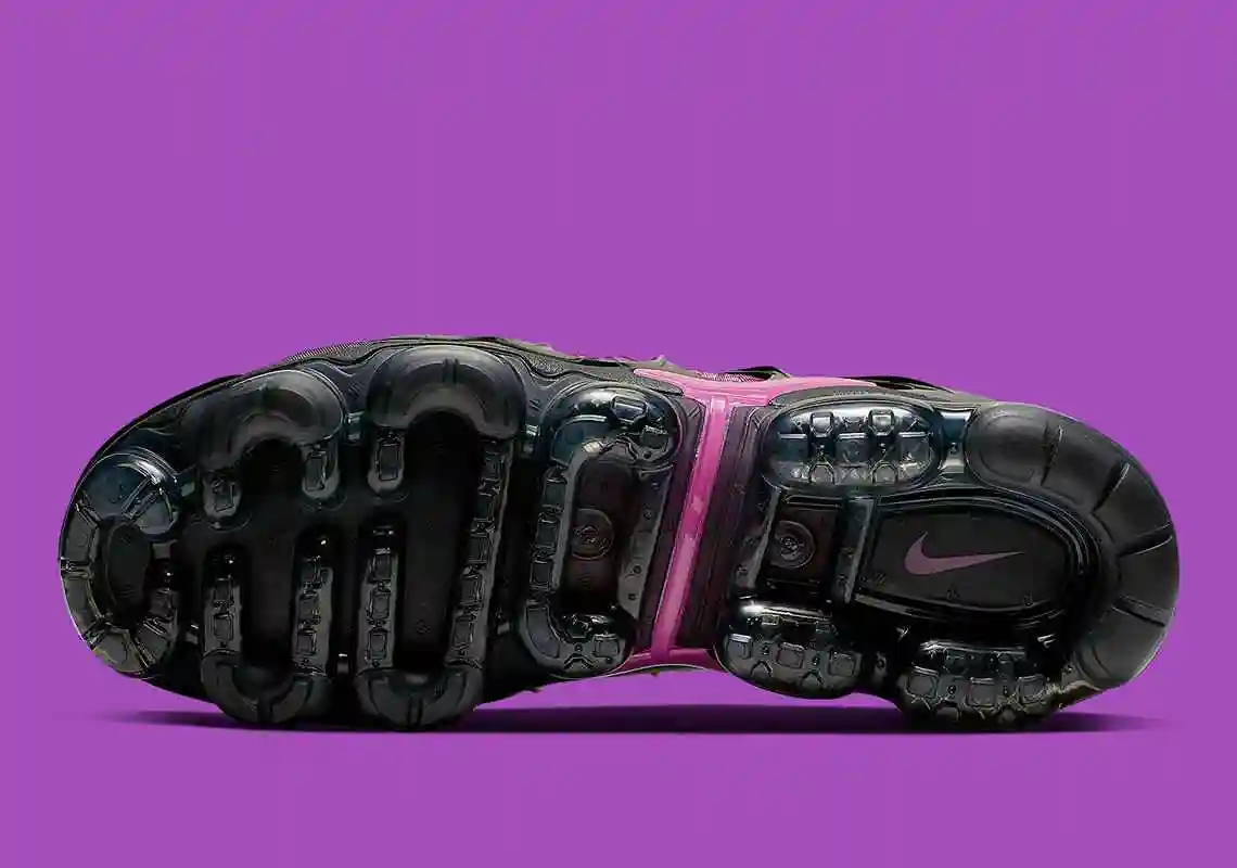 nike-vapormax-plus-924453_603-3.webp