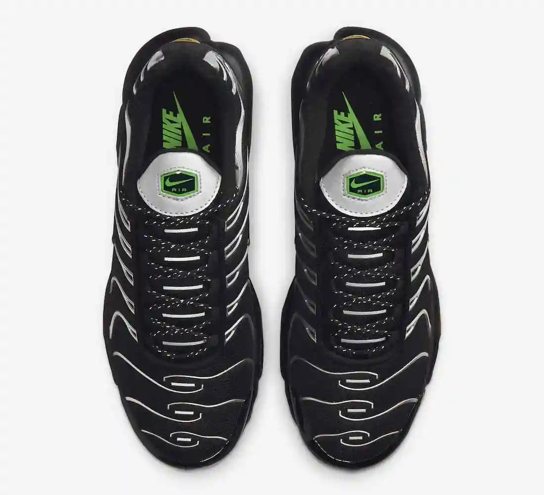 Nike-Air-Max-Plus-Black-Silver-DR0139-001-Release-Date-3.webp