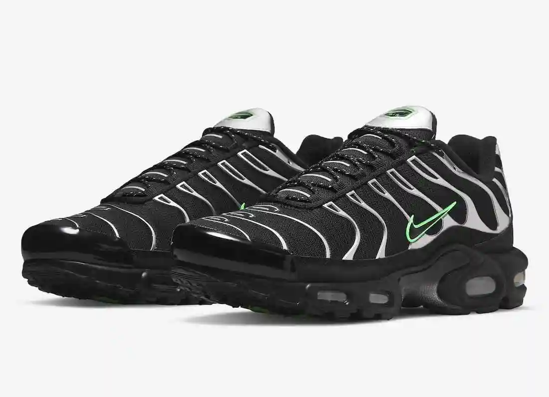 Nike-Air-Max-Plus-Black-Silver-DR0139-001-Release-Date-4.webp