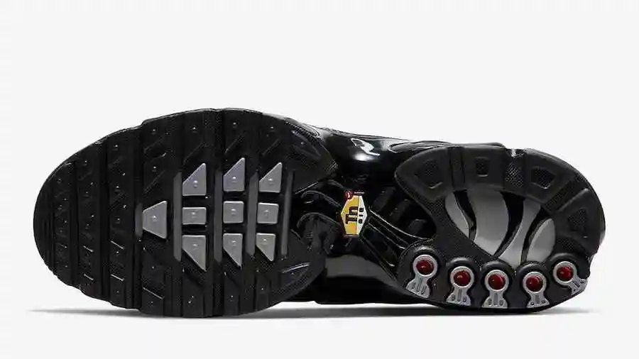 nike-air-max-plus-black-metallic-silver-cw2646-001-release-date-info-6.webp