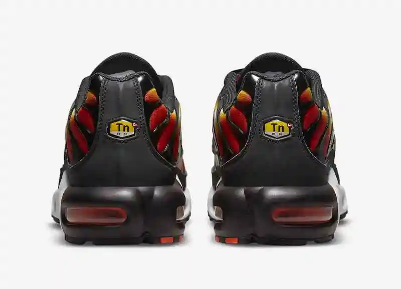 Nike-Air-Max-Plus-Sunset-Gradient-DR8581-800-Release-Date-5.webp