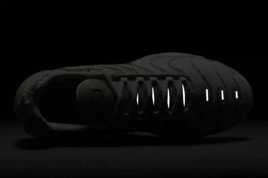 Nike-Air-Max-Plus-White-Grey-Yellow-DV6987-100-Release-Date-6.webp