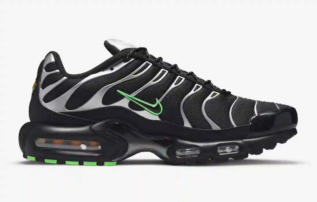 Nike-Air-Max-Plus-Black-Silver-DR0139-001-Release-Date-2.webp