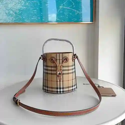 El mini bolso tipo cubo Bur Burberry está hecho de cuero original importado de primer nivel y una ve