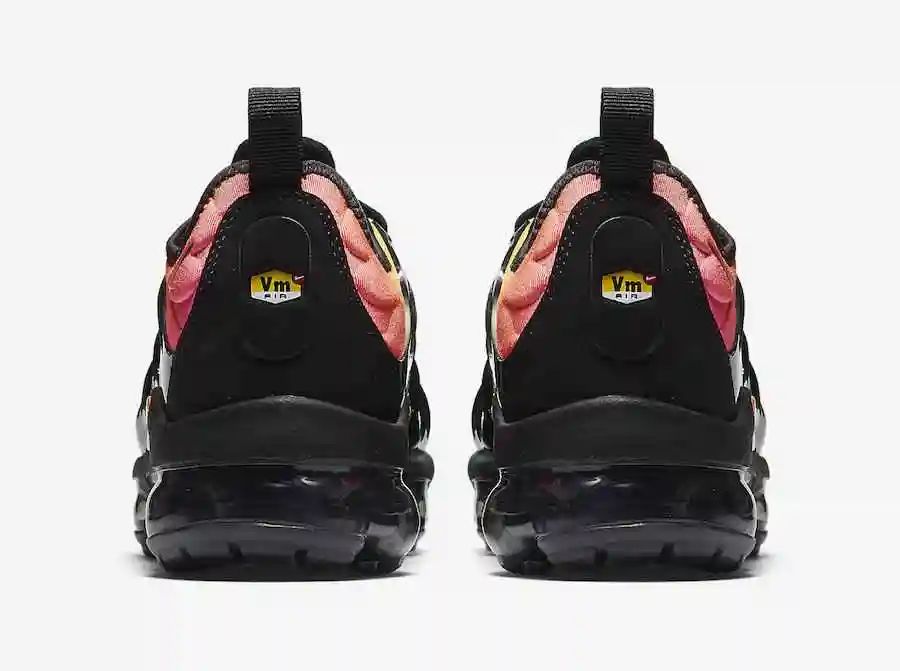 nike-air-vapormax-plus-bleached-aqua-ao4550-002-release-date-7.webp