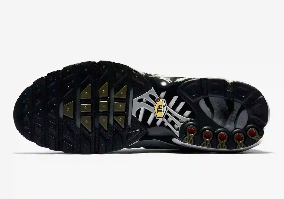 nike-air-max-plus-CU3454-002-2.webp