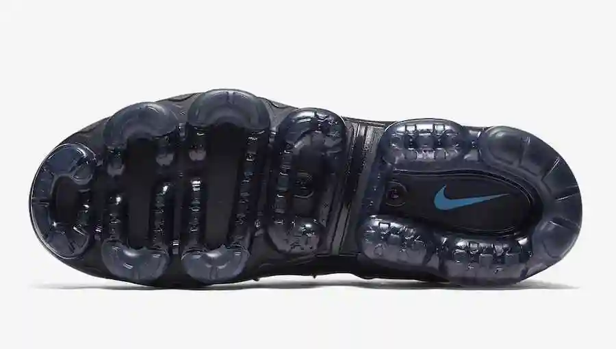 nike-air-vapormax-plus-photo-blue-924453-401-release-date-1.webp