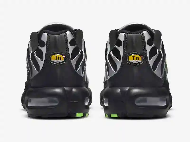 Nike-Air-Max-Plus-Black-Silver-DR0139-001-Release-Date-5.webp