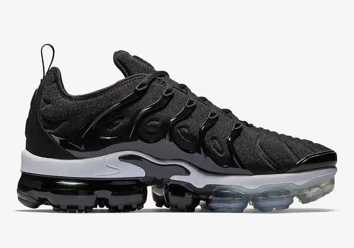 nike-vapormax-plus-black-white-924453-010-3.webp