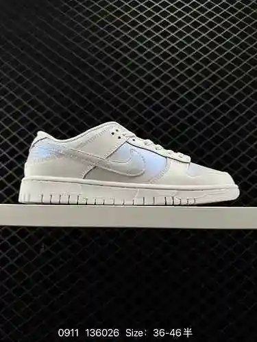 La colección de zapatos de críquet Nike SB Zoom Dunk Low es una zapatilla casual clásica y versátil 