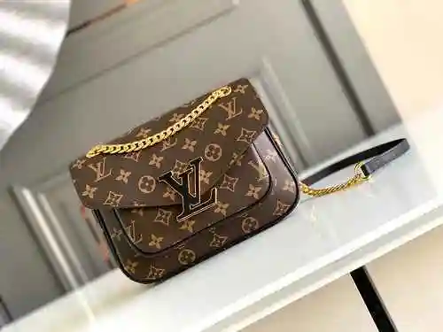 El bolso bandolera con cadena LV está hecho de cuero original importado de primer nivel y una versió