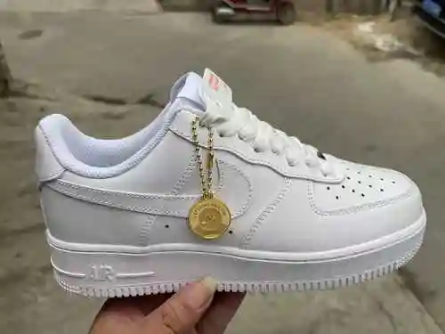 Diadema Nike Air Force 1 Low con cinta blanca y moneda dorada con medias tallas 36-45