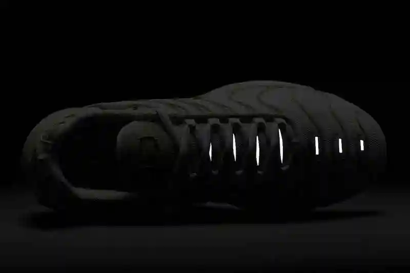 Nike-Air-Max-Plus-White-Grey-Yellow-DV6987-100-Release-Date-6.webp