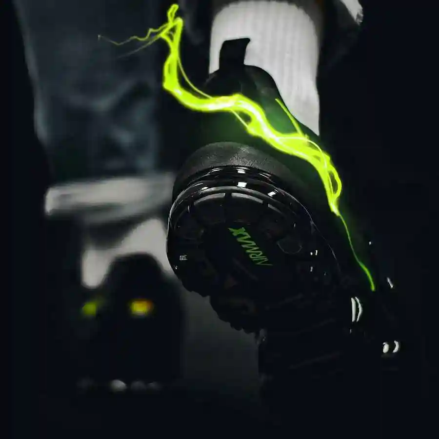 24_nike-air-vapormax-plus-on-feet-924453-009-5.webp