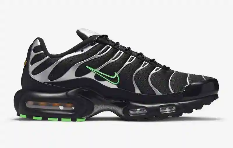Nike-Air-Max-Plus-Black-Silver-DR0139-001-Release-Date-2.webp
