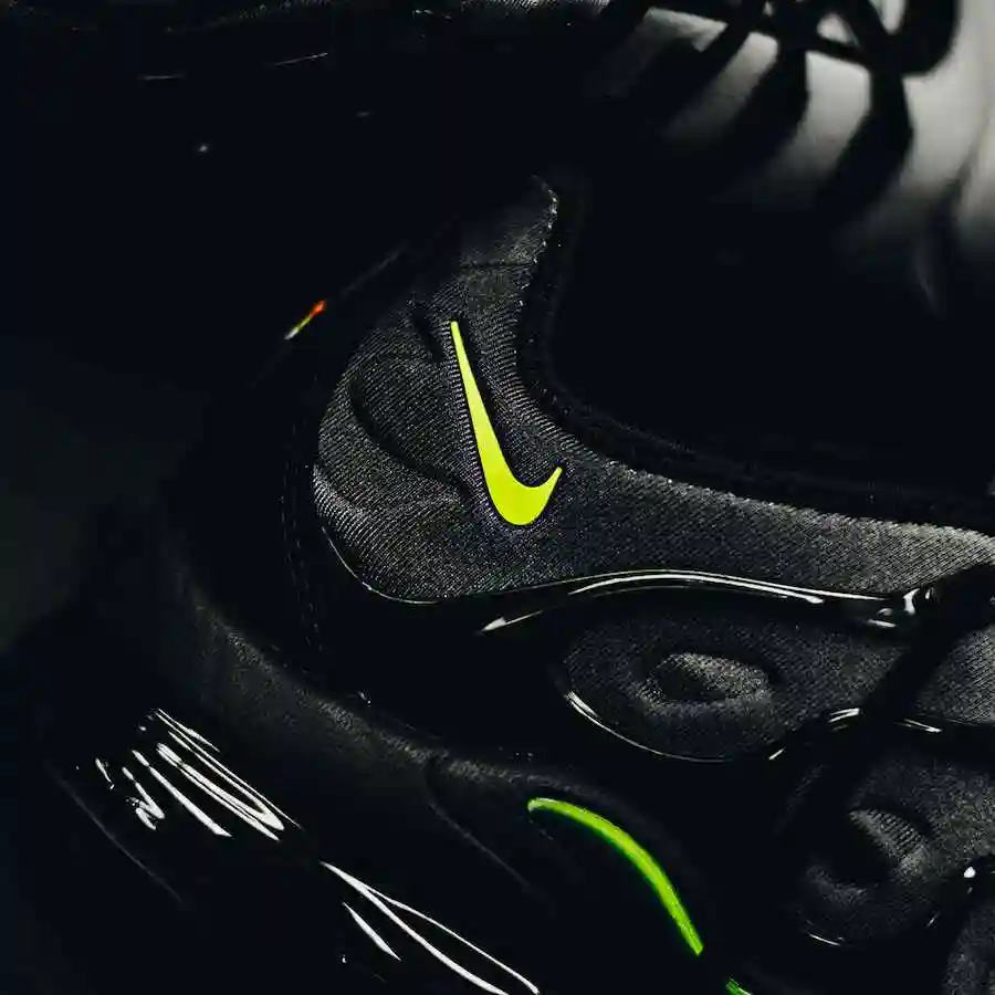 23_nike-air-vapormax-plus-on-feet-924453-009-6.webp