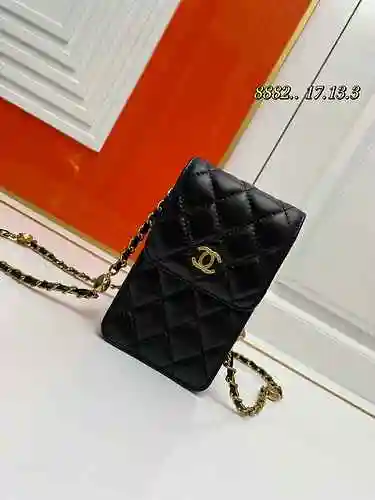 La bolsa para teléfono móvil Chan Chanel está hecha de material de lona importado con una bolsa de r