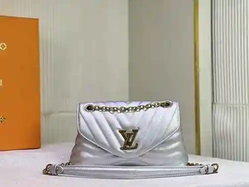 El bolso de cadena está hecho de piel de vaca original importada, con una bolsa de regalo de entrega