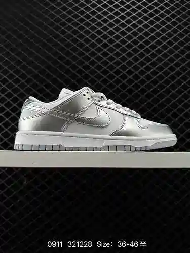 La colección de zapatos de críquet Nike SB Zoom Dunk Low es una zapatilla casual clásica y versátil 
