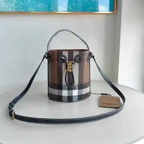 El mini bolso tipo cubo Bur Burberry está hecho de cuero original importado de primer nivel y una ve