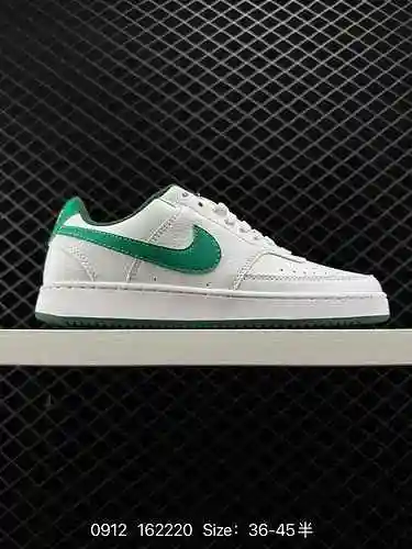 Inspiradas en las tendencias de mediados de los 80, las Nike Court Vision Low son unas zapatillas hí