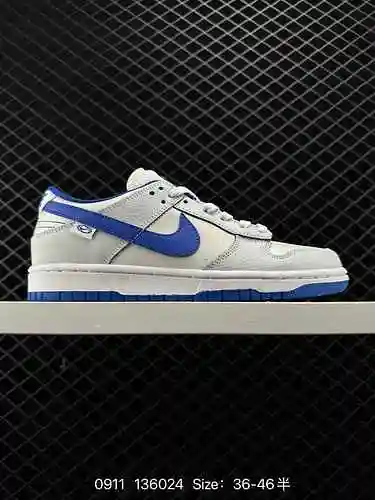 Las 2 Nike Dunk Low Nike SB de corte bajo en azul Klein, blanco y azul se combinan con materiales ho