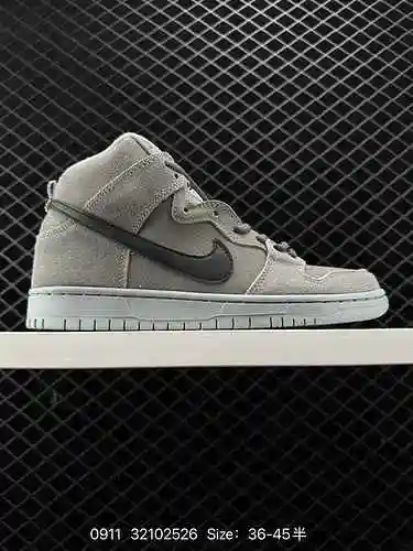El Nike SB Dunk High, como su nombre indica, tiene un linaje Dunk clásico e infunde más elementos de