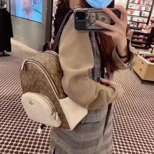 La mochila Kouchi está hecha de material de lona importado, con una bolsa de regalo de entrega de al